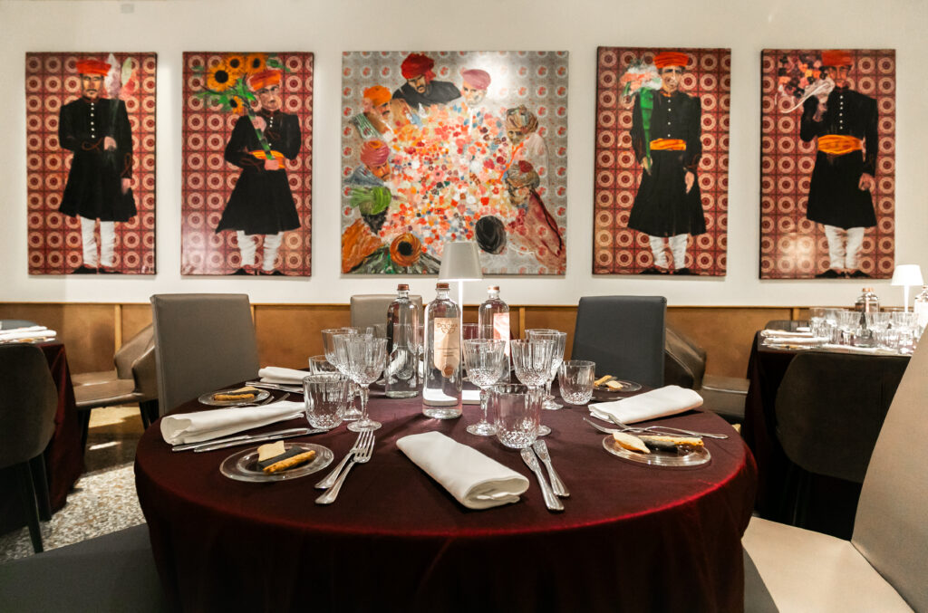 Tavola allestita per cena natalizia a Palazzo Fava