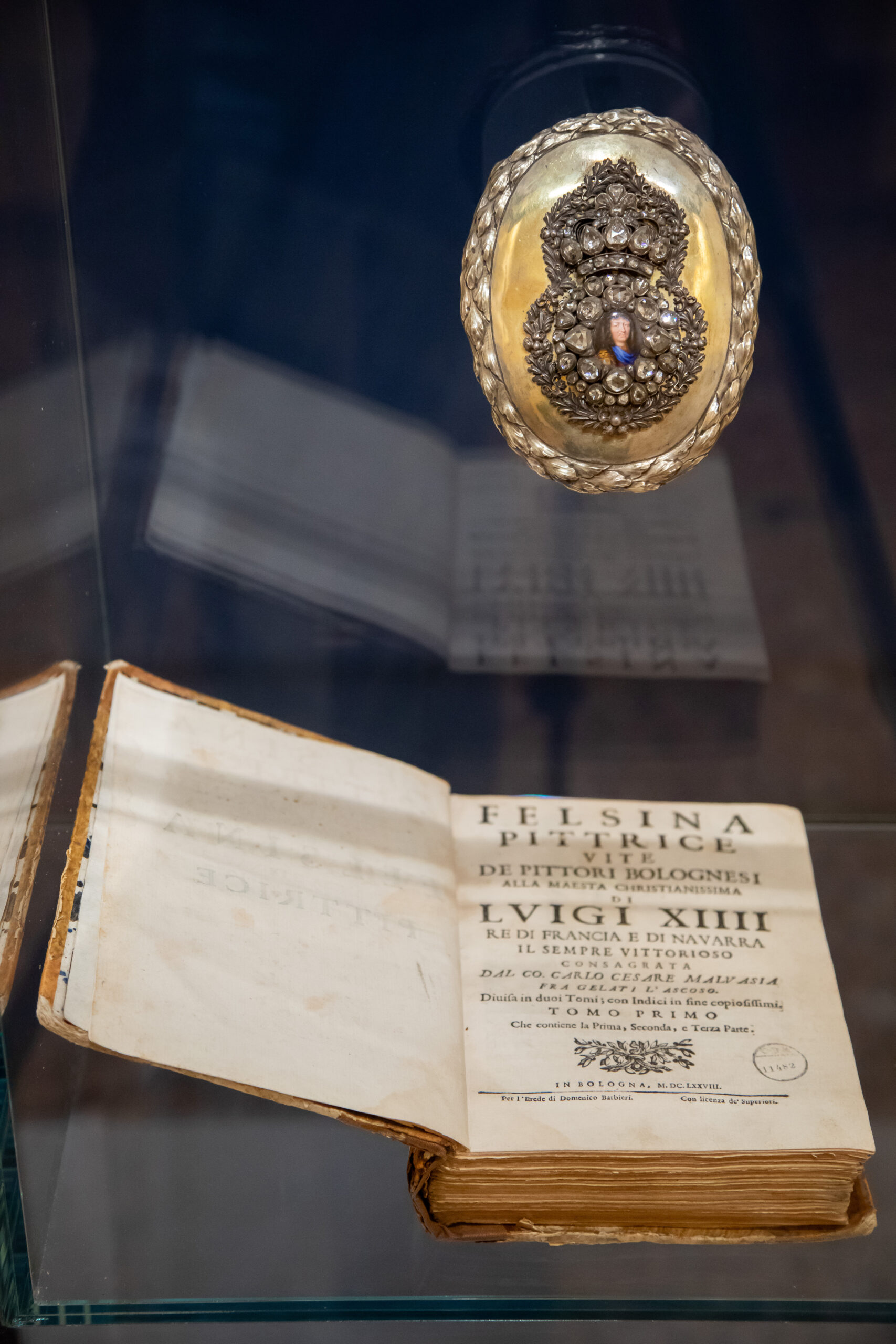 Il Gioiello del Re Sole e il volume Felsina Pittrice esposti in Santa Maria della Vita