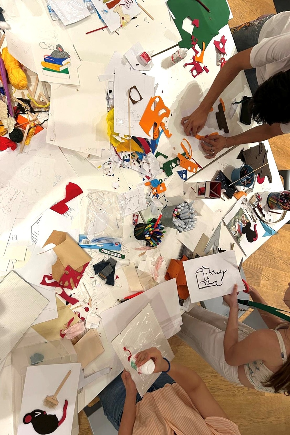 Studenti del liceo artistico che creare una storia tattile
